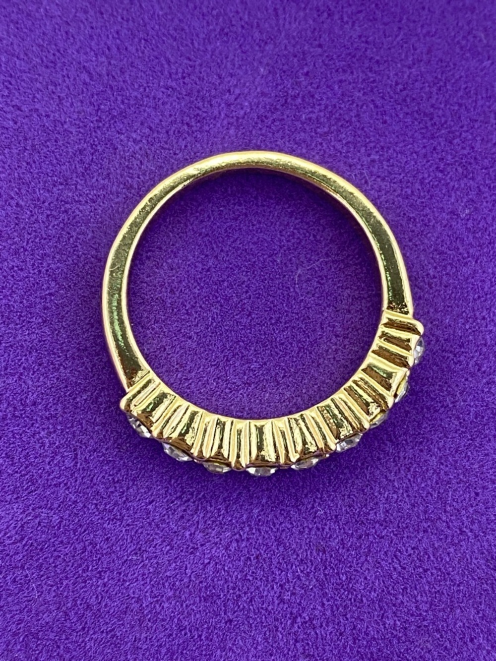 💛 Classic Gold-Tone Rhinestone Band Ring - Picture 3 of 5